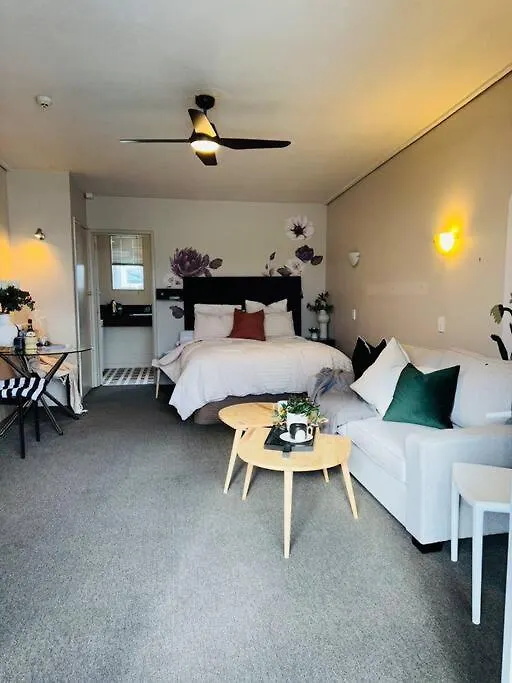 Cosy Motel Studio Apartment In Central City-Up To 2 Beds contacts